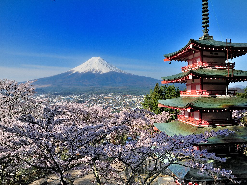 新倉山富士浅間公園 忠霊塔