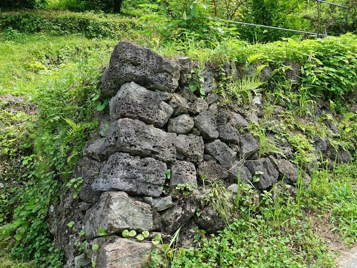 和銅露天掘り跡近くでみつけた石積み