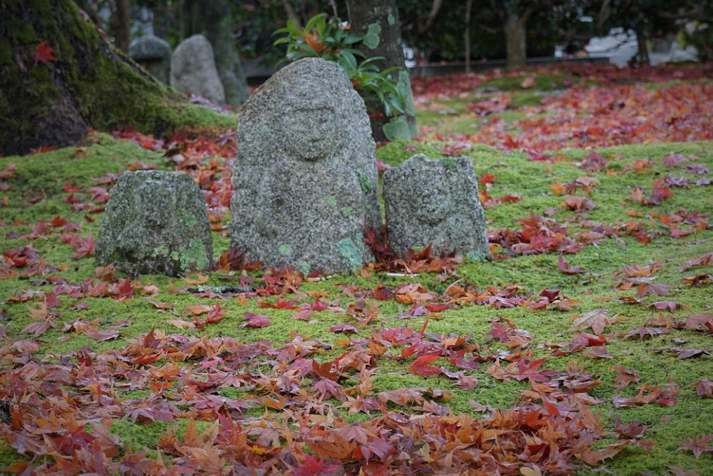 化野念仏寺 石塔 思いふける