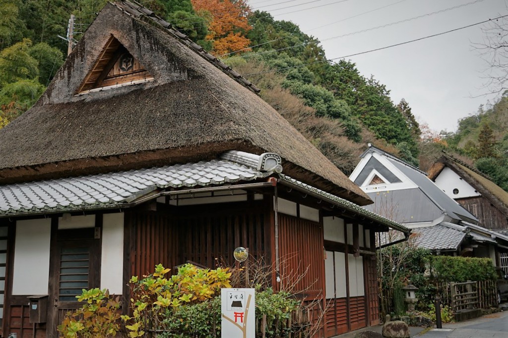 奥嵯峨野 愛宕古道街道 茅葺 家並み