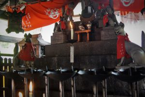 伏見稲荷大社冷気ただよう神様３