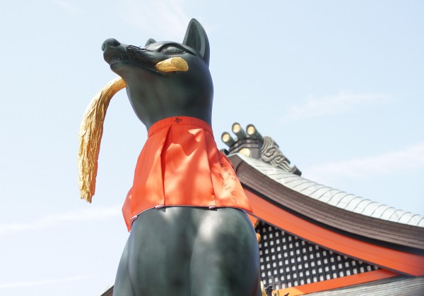 伏見稲荷大社稲穂をくわえた狐