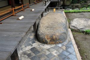 旧岩崎邸沓脱ぎ石