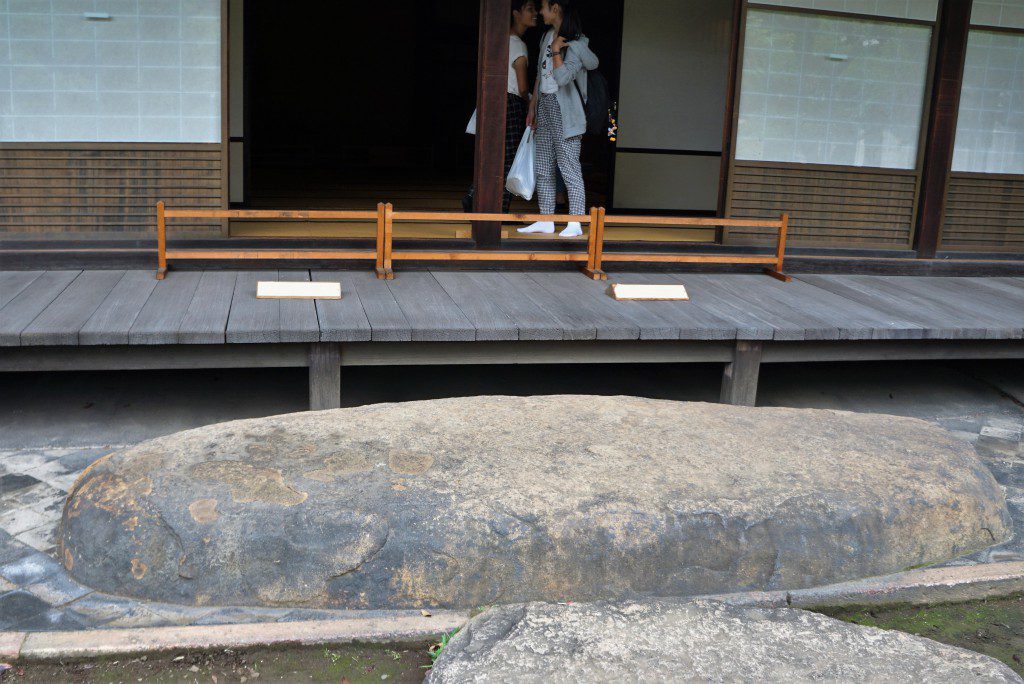 旧岩崎邸沓脱ぎ石巨大