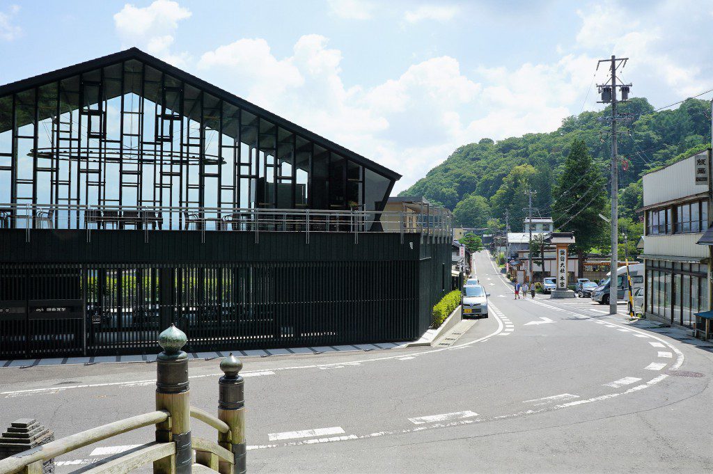 諏訪大社本宮東参道からの金子茶房