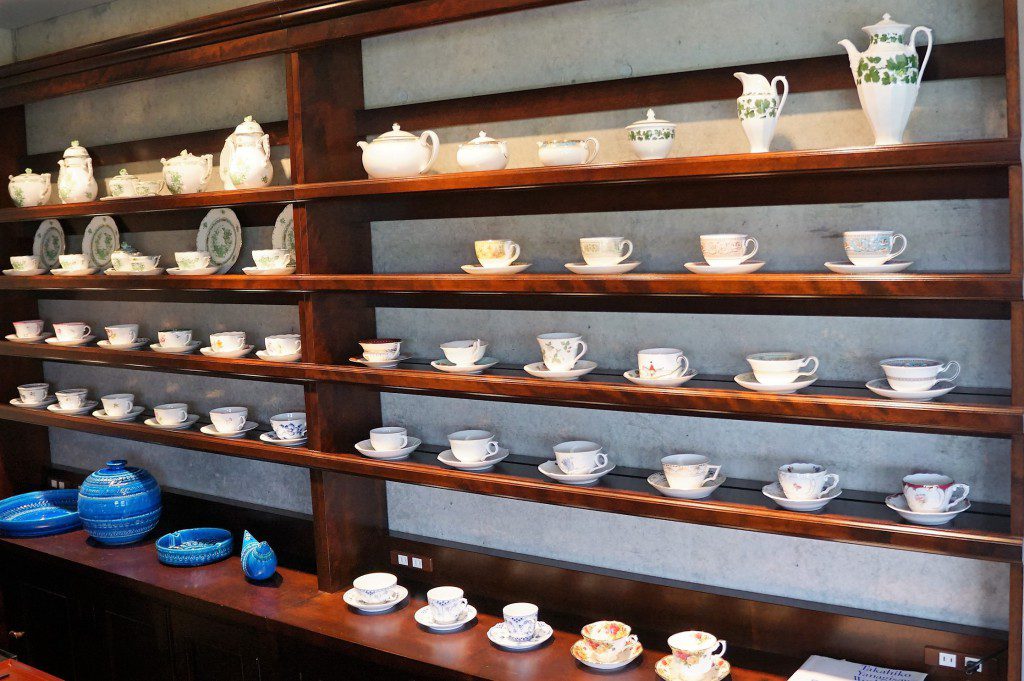金子茶房　コーヒーカップ棚２