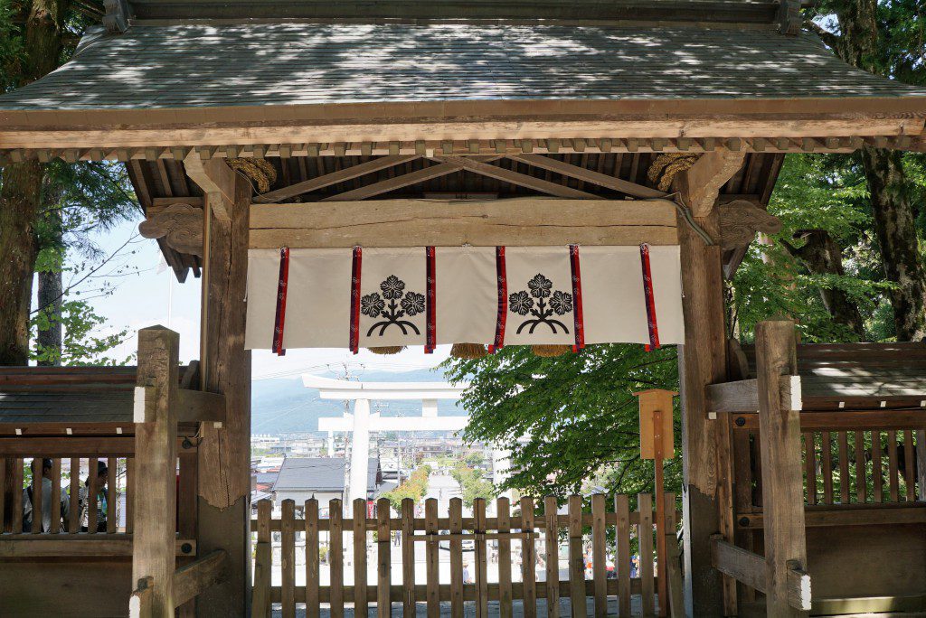 諏訪大社上社本宮　神紋　梶　２