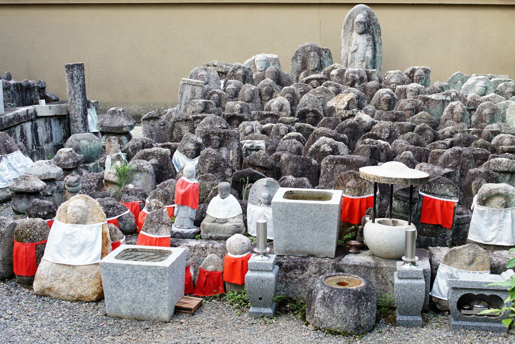 大徳寺　石仏　山　たくさん