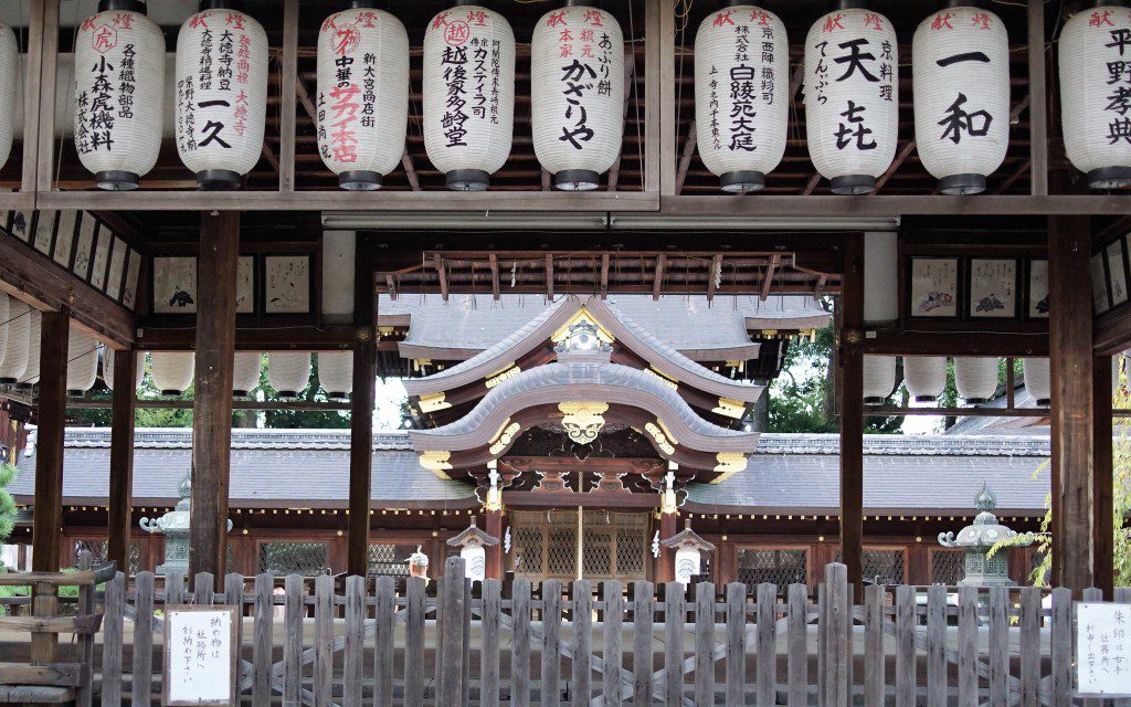 今宮神社　神楽殿越し　本殿