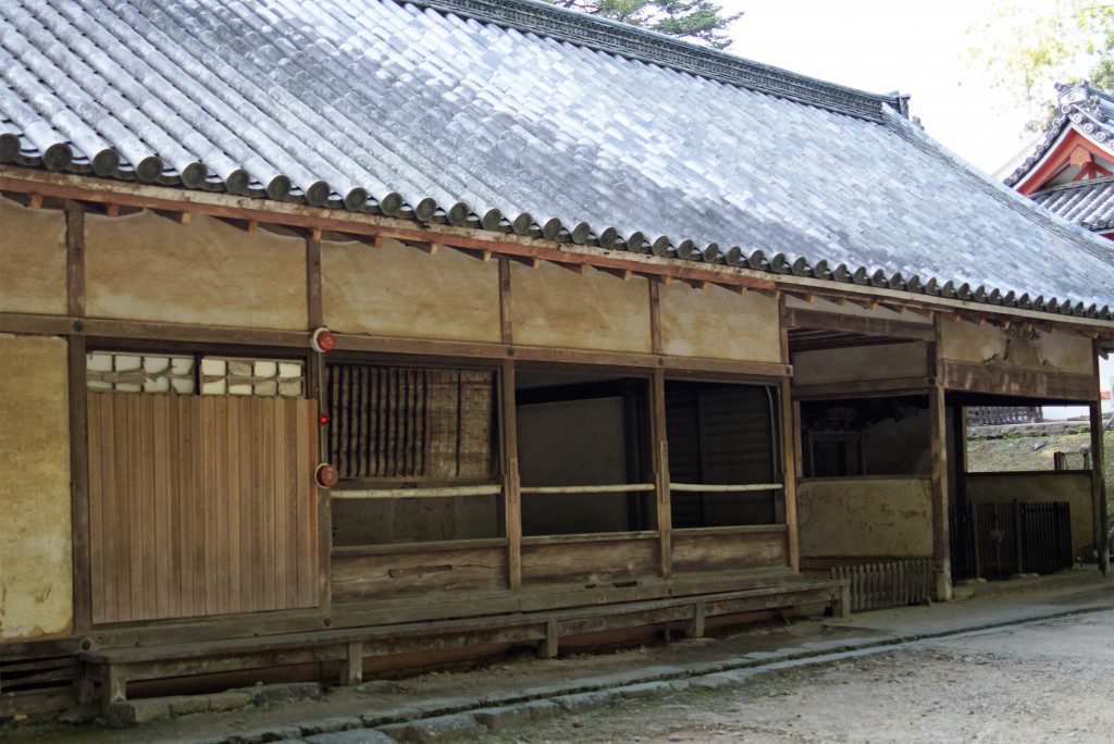 東大寺から春日大社へ　崩れた土塀