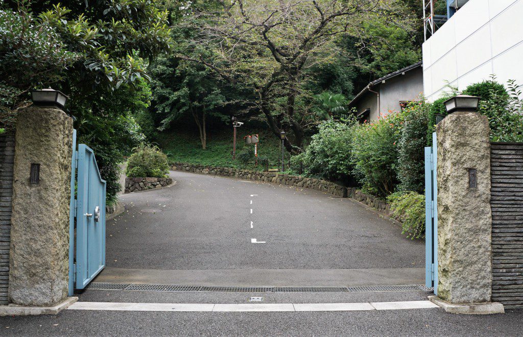 鳩山会館入り口