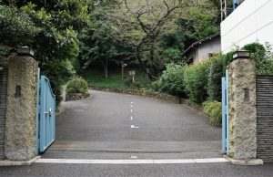 鳩山会館入り口