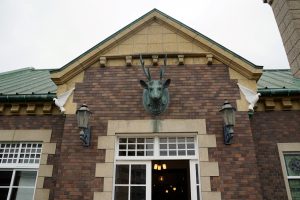 鳩山会館　2階バルコニー　鹿の頭