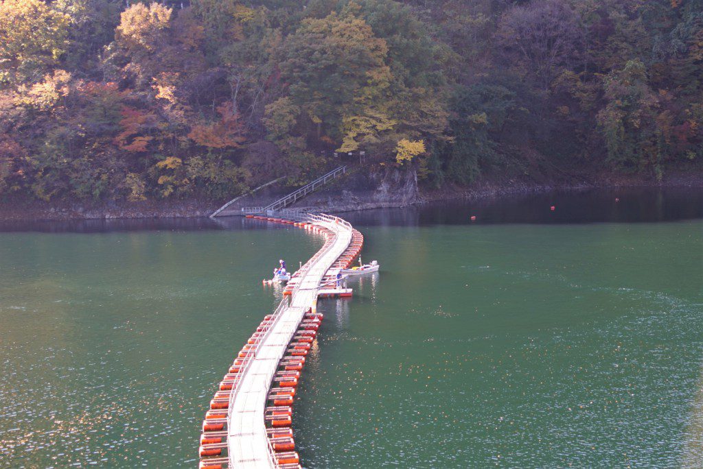 奥多摩湖ドラム缶橋