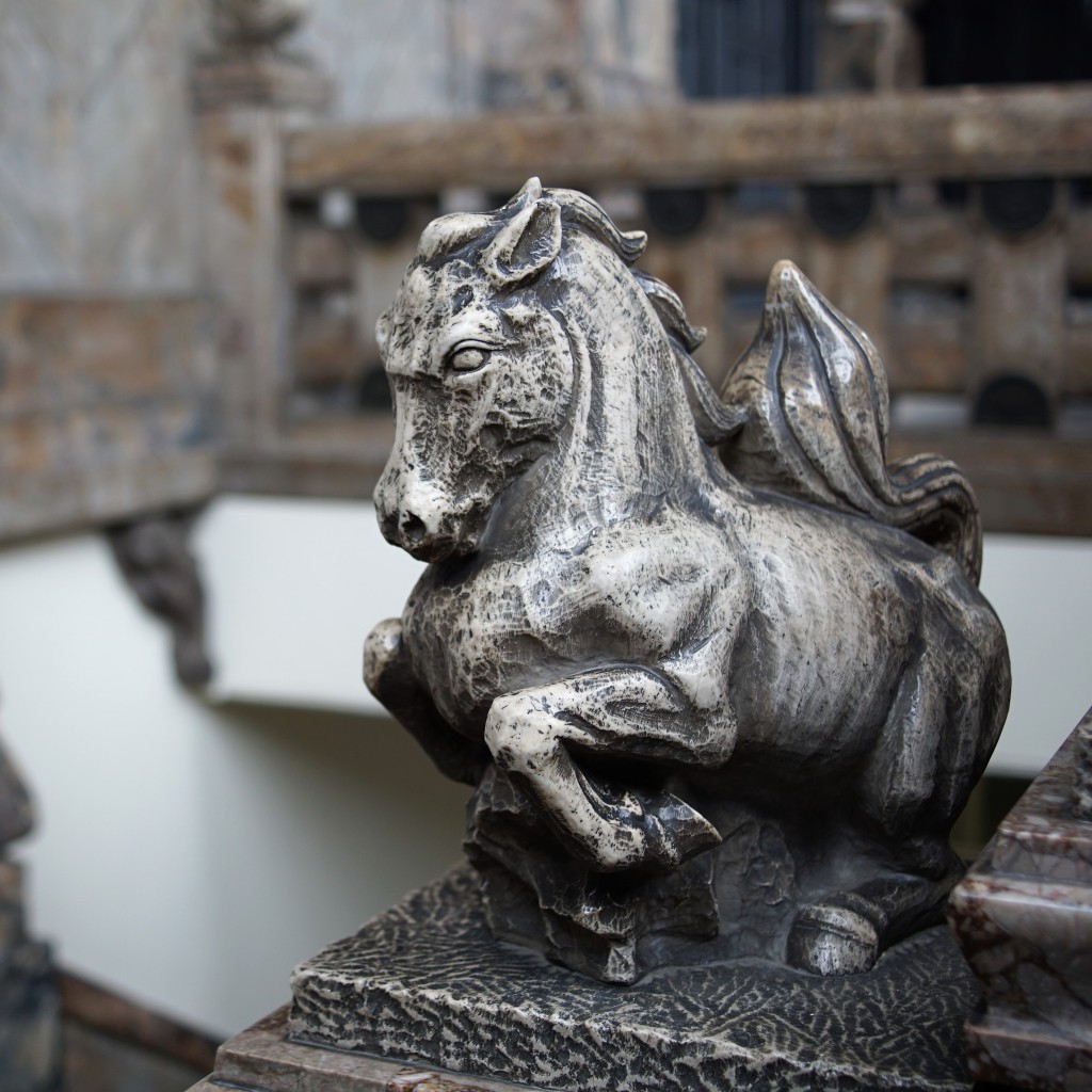 築地本願寺　動物　馬