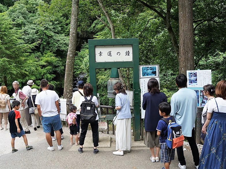 亀岩の洞窟（濃溝の滝）