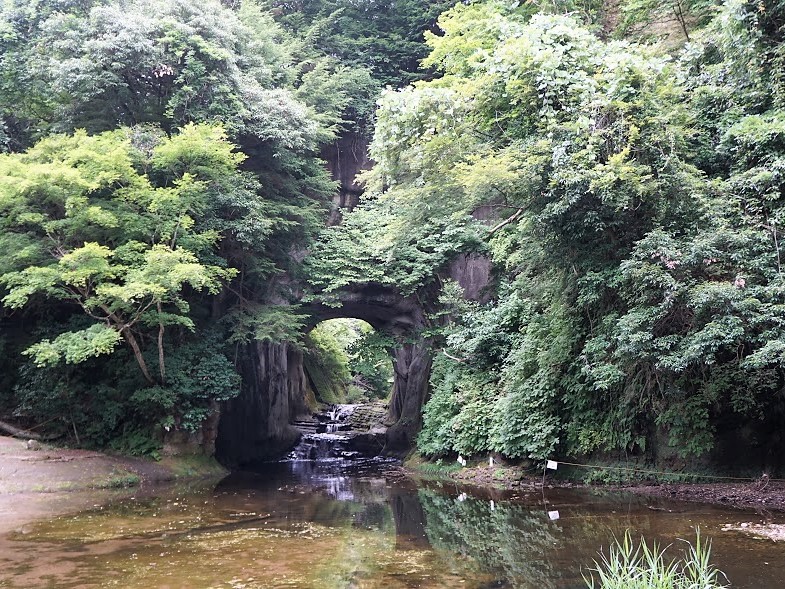 亀岩の洞窟（濃溝の滝）