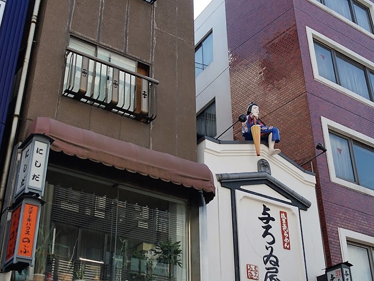 浅草　仲見世　屋根に人形
