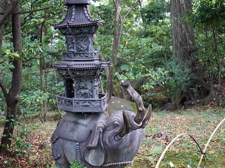 根津美術館　庭　表参道