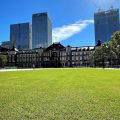 東京駅 芝生 青空