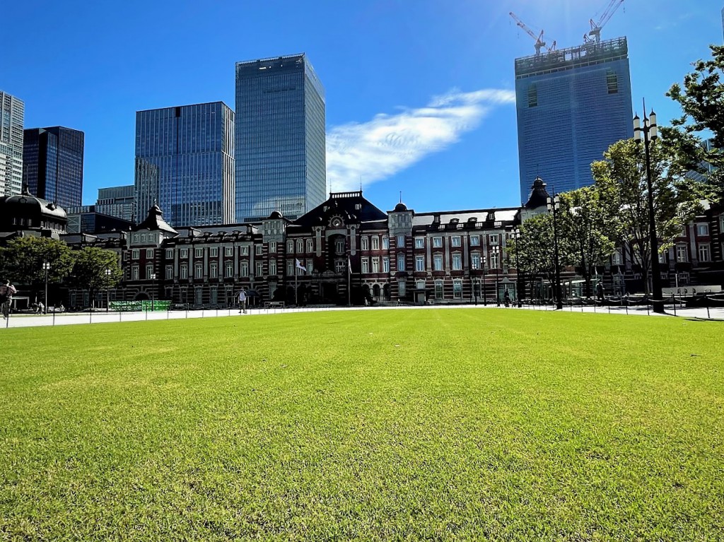 東京駅 芝生 青空