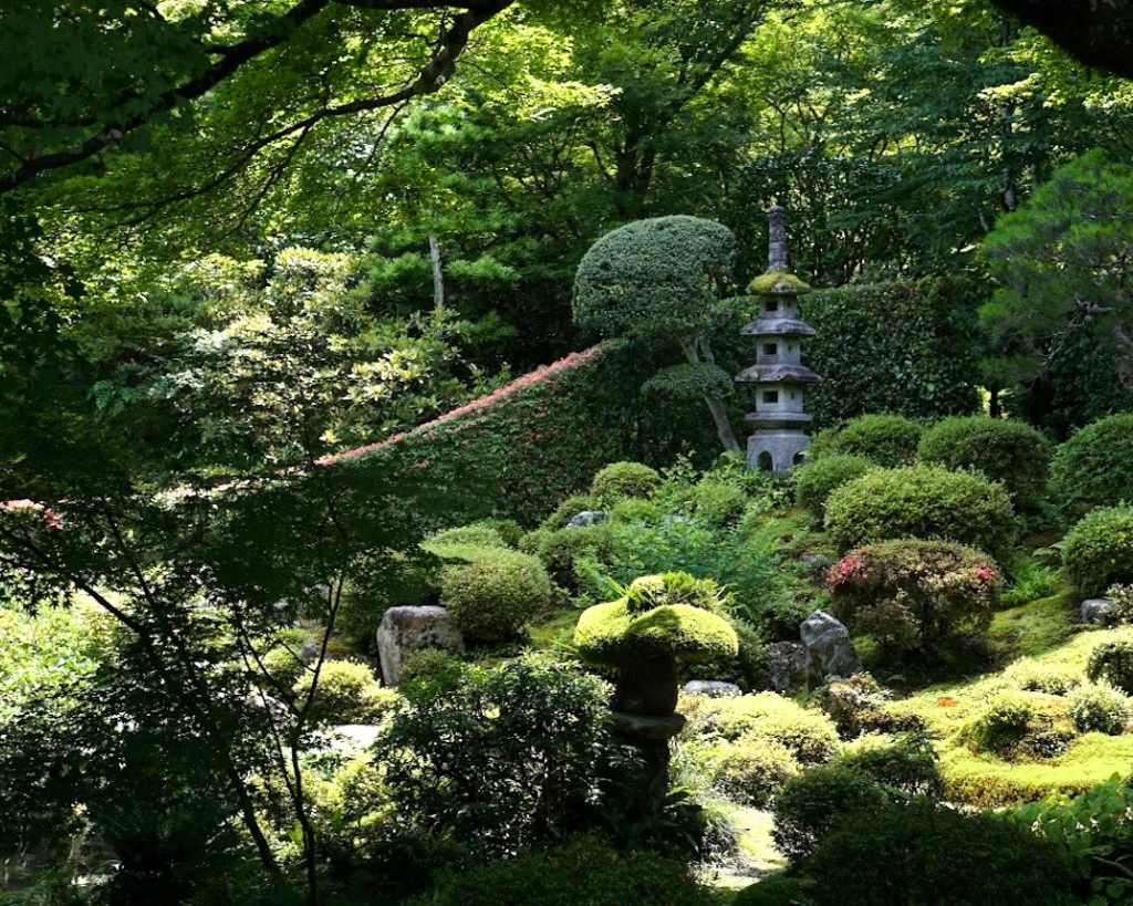 京都大原三千院の庭 層塔