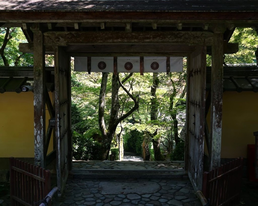 寂光院山門から参道