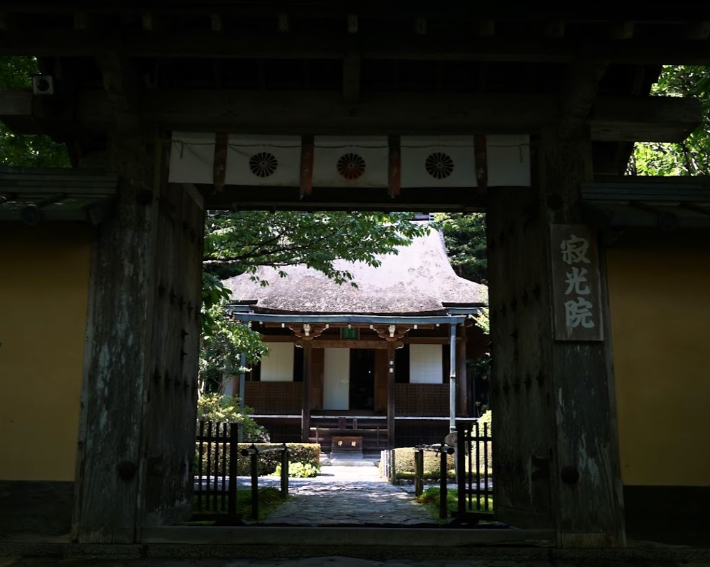 寂光院山門から見る本堂