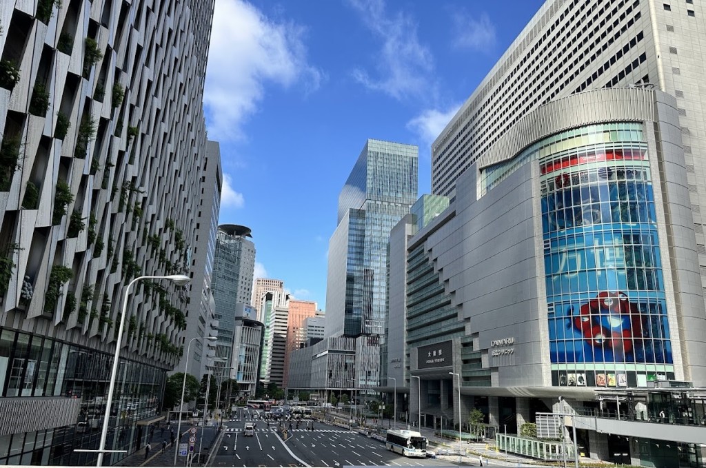 梅田新歩道橋から見るKITTE大阪