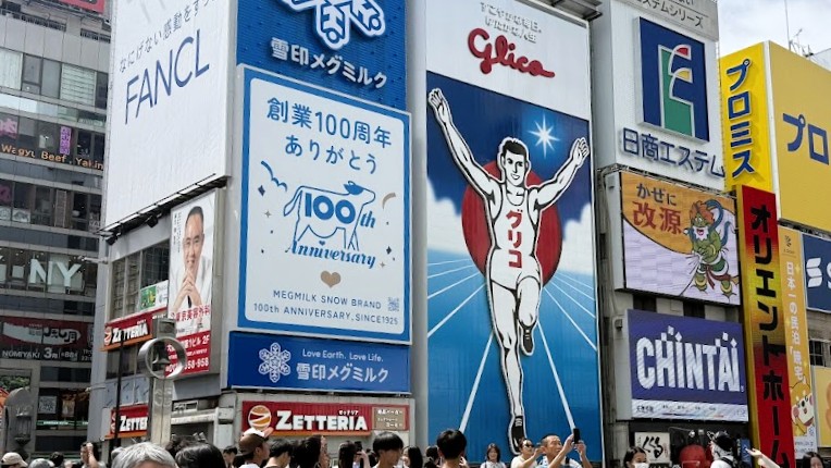 大阪道頓堀　ユニークド派手看板　グリコ看板